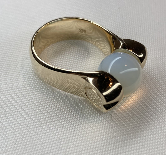 Handcrafted in solid 14k gold, the Changeable Stone Horseshoe Ring features interchangeable 10mm gemstones, hand-carved horseshoe motifs, and timeless equestrian style.