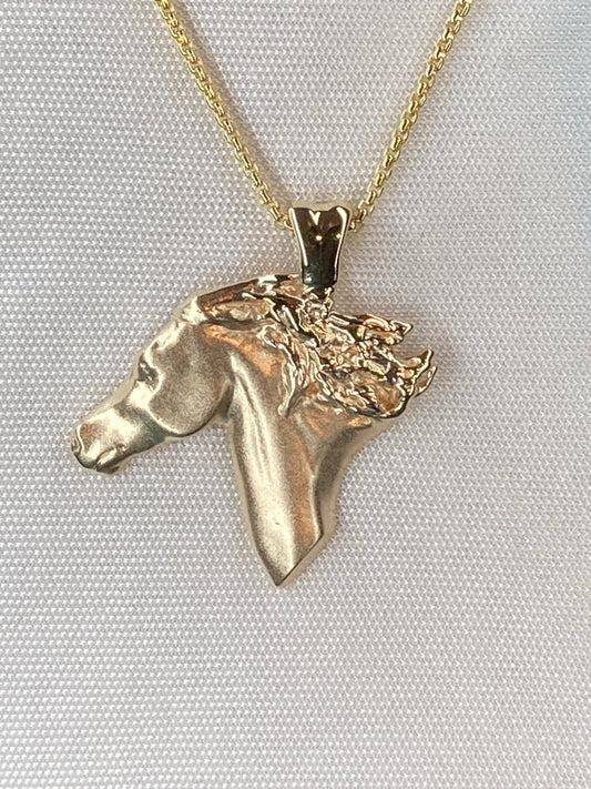 Wild. Fierce. Untamed. Sculpted in solid 14k gold, the Selvaggia Horse Head Pendant captures the free spirit, strength, and timeless beauty of the horse.