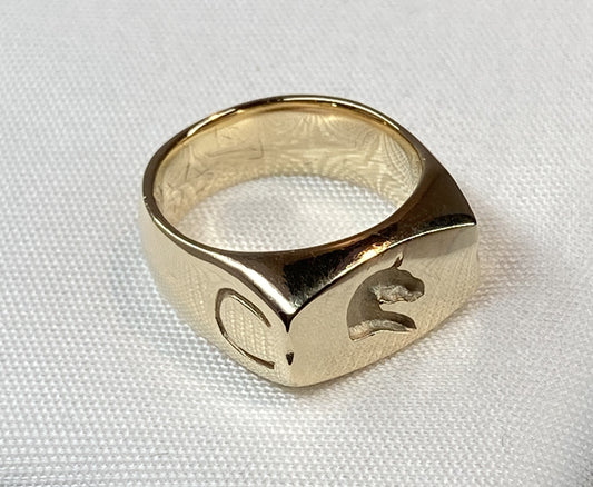A mark of the sporting life. Crafted in solid 14k gold, the Studio Logo Signet Ring features the signature horse-head emblem of Salina Ramsay Studio and hand-carved horseshoe details.