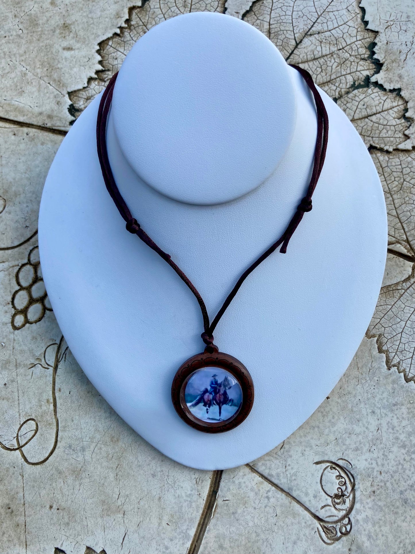 Wing Commander Crystal Pendant featuring Salina Ramsay’s original portrait of the legendary American Saddlebred World’s Grand Champion under crystal.
